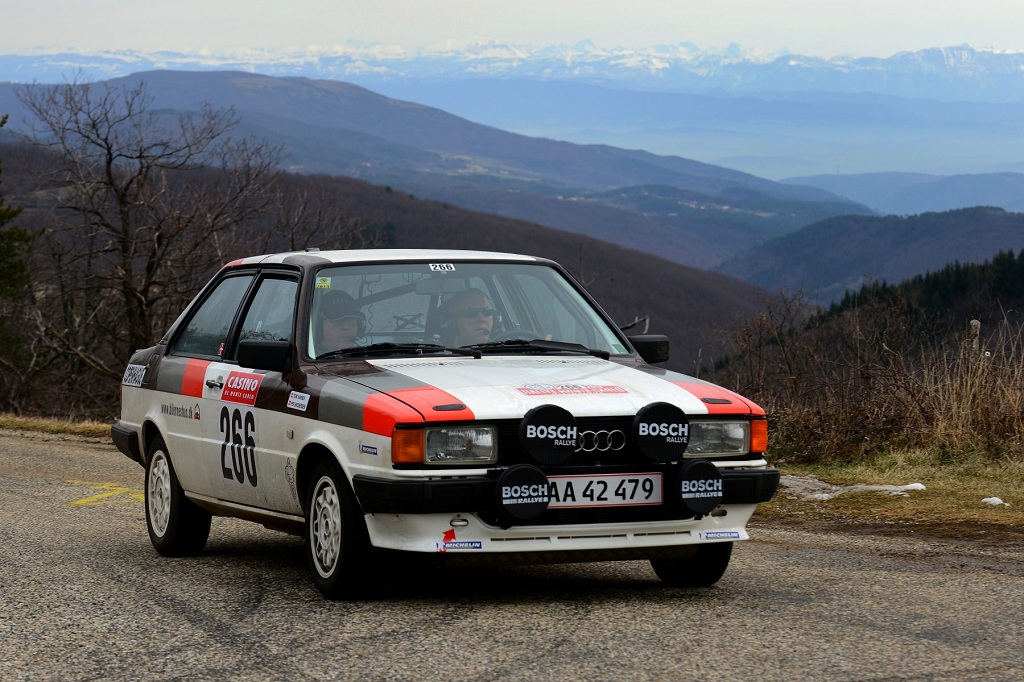 Toni Hansen og Per Brodersen kører deres Audi 80 GLE op over Col des Pierres de Faux, 793 meter over havet, som foreløbig bedste danskere i Rallye Monte-Carlo Historique.